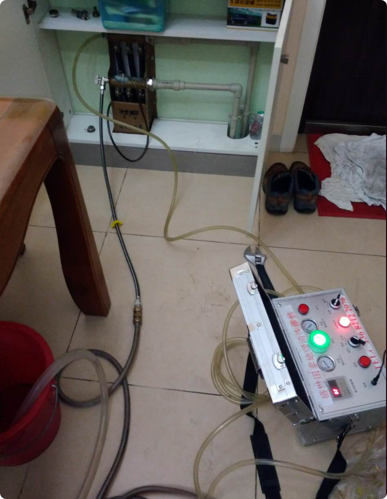 在使用地暖的过程中，当您出现地暖漏水的情况，或者自来水暖气管道漏水的情况，怎么解决，联系我们采用专业仪器设备和专业的技术操作，定能为您排忧解难。